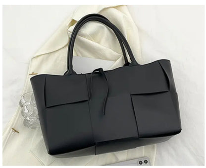 Large Capacity Tote Bag for Women - Trendy and Versatile