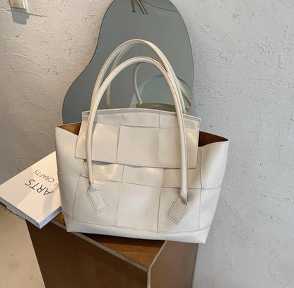 Large Capacity Tote Bag for Women - Trendy and Versatile