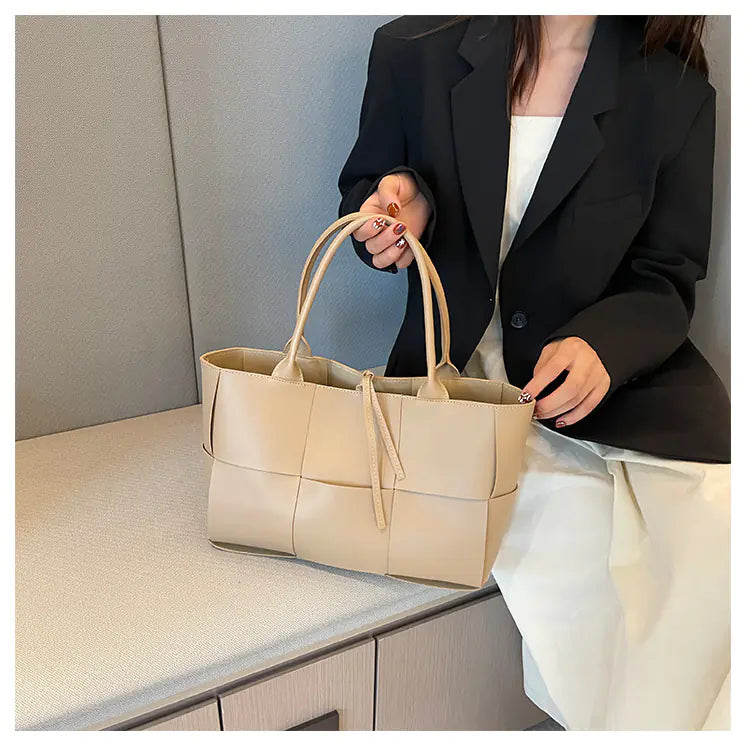 Large Capacity Tote Bag for Women - Trendy and Versatile