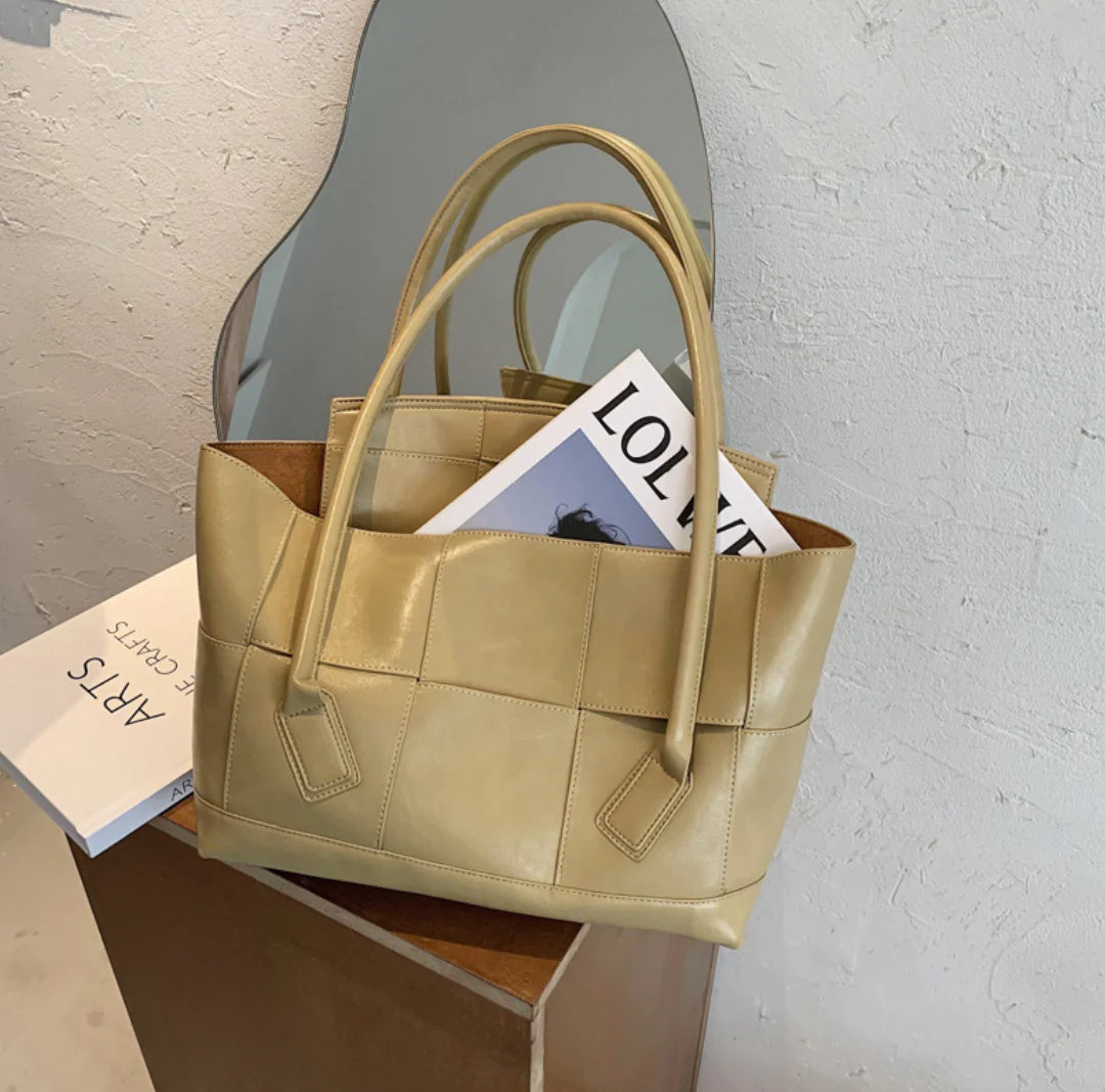 Large Capacity Tote Bag for Women - Trendy and Versatile