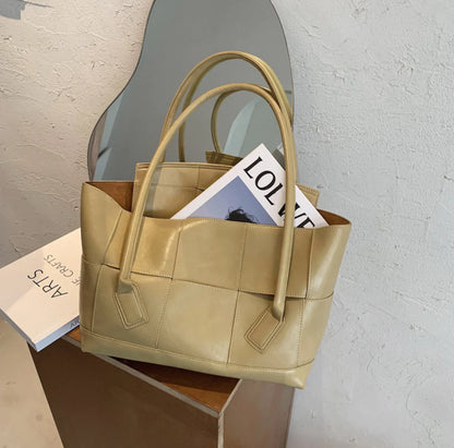 Large Capacity Tote Bag for Women - Trendy and Versatile
