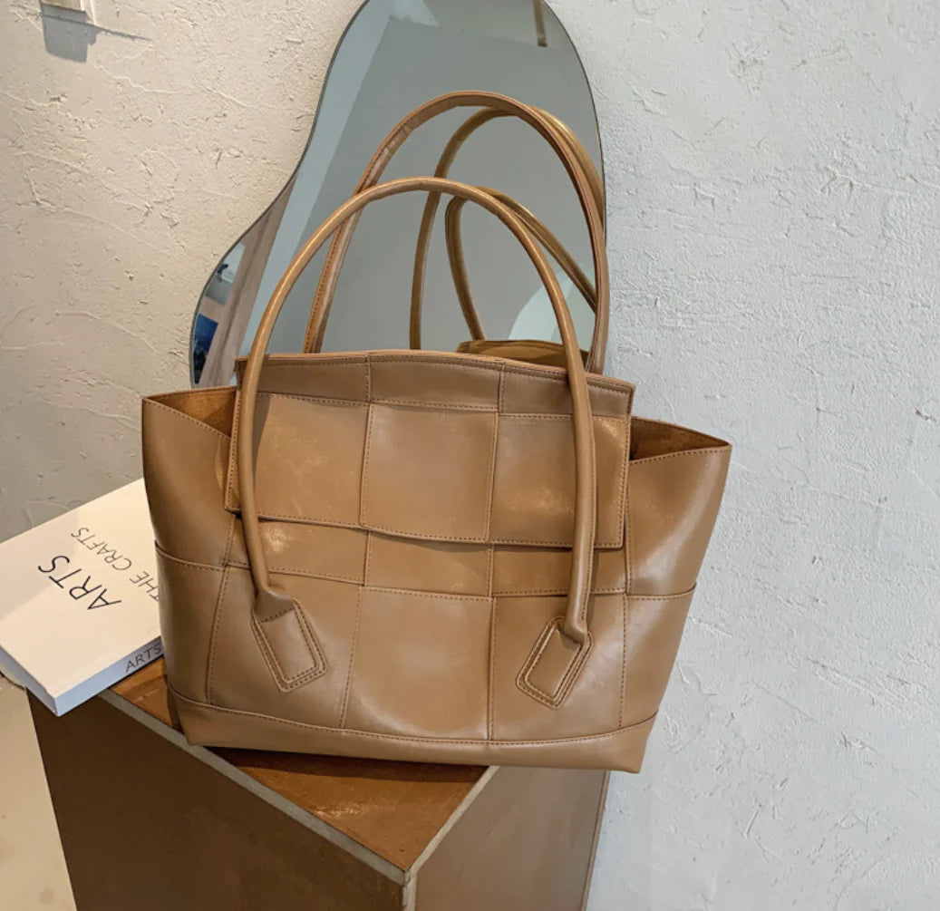 Large Capacity Tote Bag for Women - Trendy and Versatile